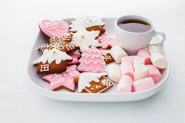 Pan de jengibre rosa con taza de té —  Fotos de Stock