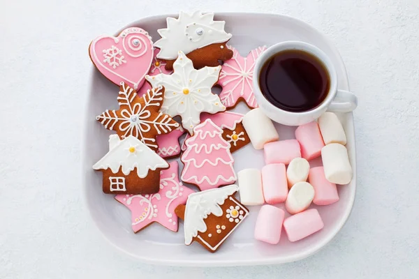차 한잔과 함께 핑크 gingerbreads — 스톡 사진
