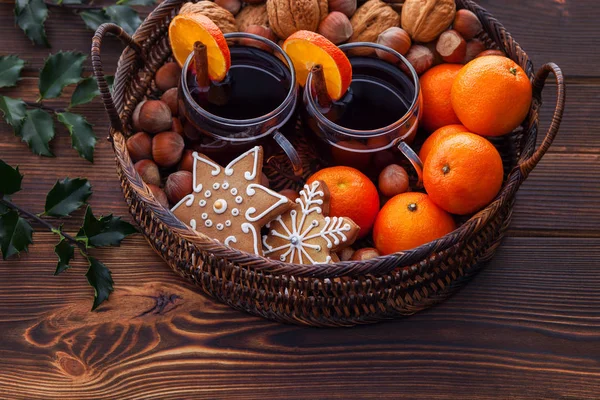 Glühwein mit Gewürzen und Früchten — Stockfoto