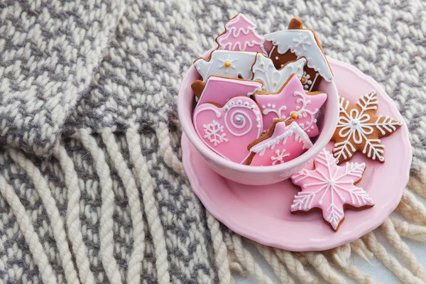 Rózsaszín gingerbreads az ágyban — Stock Fotó