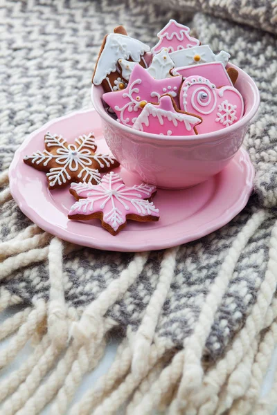 Yatakta pembe gingerbreads — Stok fotoğraf