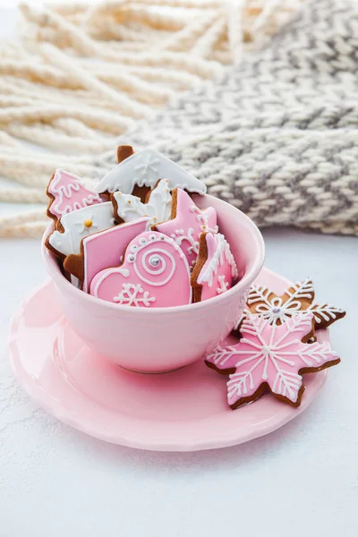 Yatakta pembe gingerbreads — Stok fotoğraf