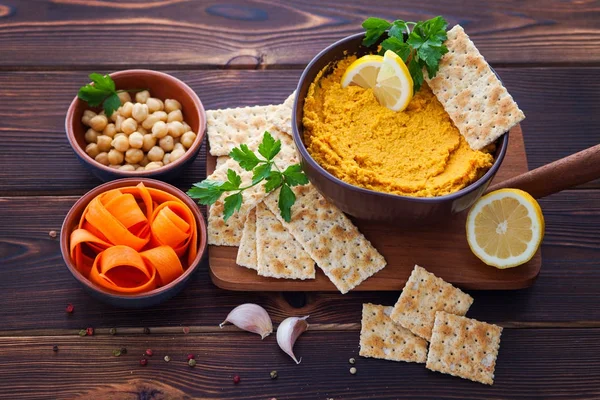 Mysiga sammansättning med hummus — Stockfoto