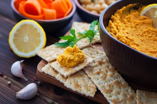 Mysiga sammansättning med hummus — Stockfoto