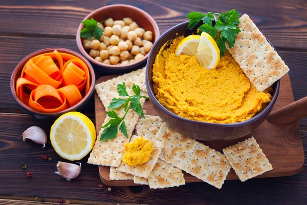 Mysiga sammansättning med hummus — Stockfoto