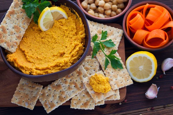 Mysiga sammansättning med hummus — Stockfoto