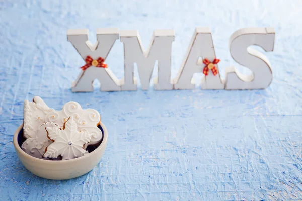 Pães de gengibre de Natal na tigela — Fotografia de Stock