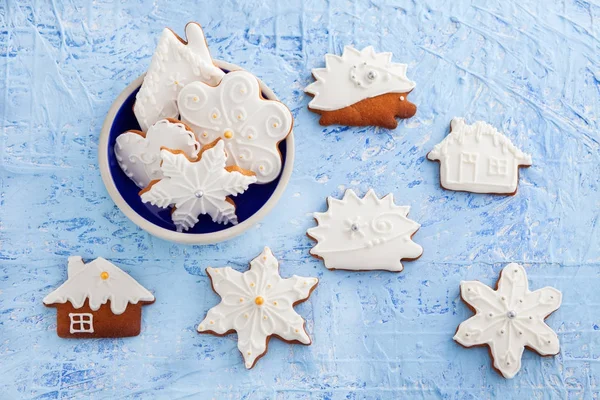 蓝色餐桌上的圣诞 gingerbreads — 图库照片
