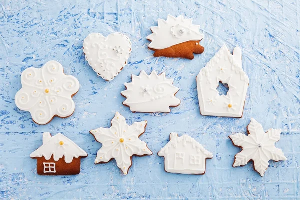 Gingerbreads Χριστούγεννα στο μπλε τραπέζι — Φωτογραφία Αρχείου