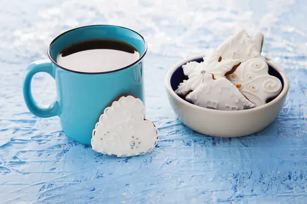 Panes de jengibre de Navidad con taza de té — Foto de Stock