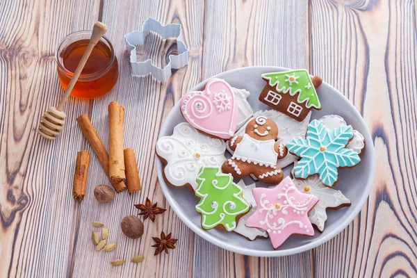 Schale mit weihnachtlichen Lebkuchen — Stockfoto