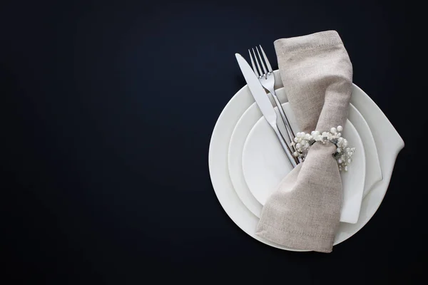 Белые тарелки со столовыми приборами — стоковое фото