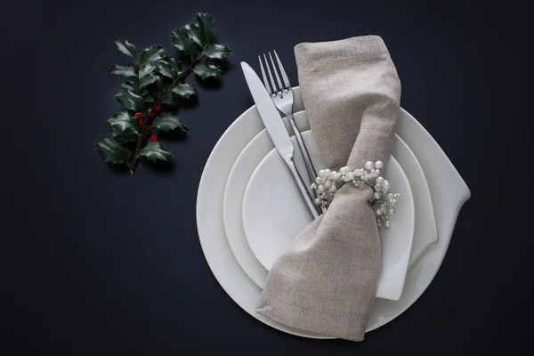 Platos blancos con cubiertos —  Fotos de Stock