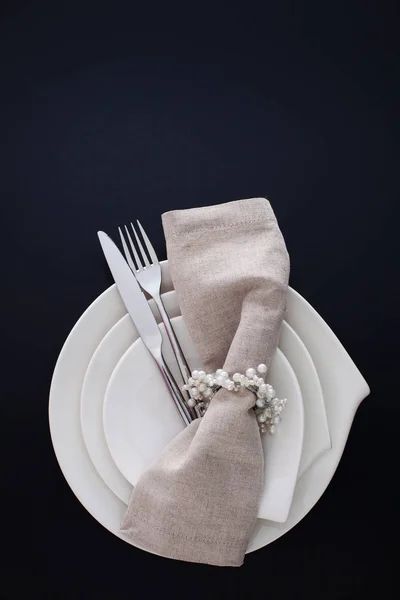 Белые тарелки со столовыми приборами — стоковое фото