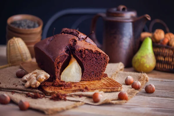 Pastel de chocolate con peras —  Fotos de Stock