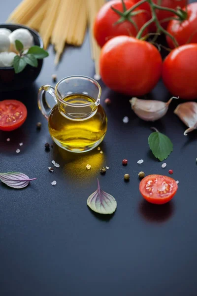 Lahvička s olivovým olejem — Stock fotografie
