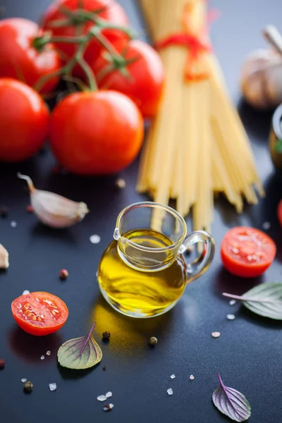 Vial con aceite de oliva —  Fotos de Stock