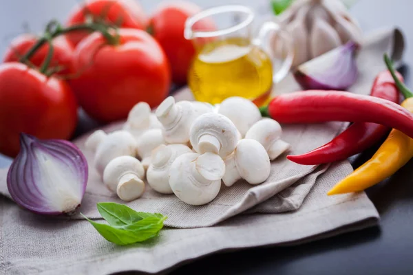 Champignons, pomodori, olio d'oliva e aglio — Foto Stock