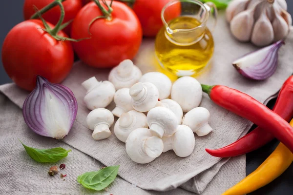 Champignons, pomodori, olio d'oliva e aglio — Foto Stock