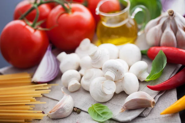 Champinjoner, tomater, olivolja och vitlök — Stockfoto