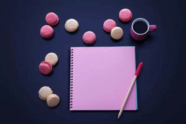 Macarrones con café y cuaderno — Foto de Stock