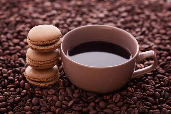 Francuski macaroons kawy i ziaren kawy — Zdjęcie stockowe