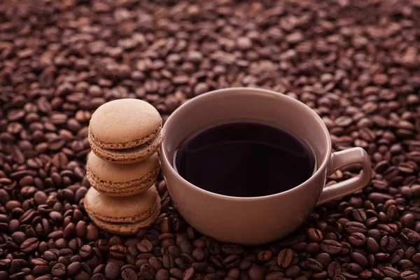 Macaroons de café francês e grãos de café — Fotografia de Stock