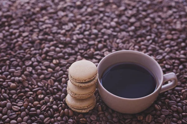 Francouzské makronky kávy a kávových zrn — Stock fotografie