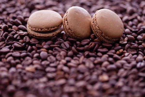 Fransız kahve macaroons ve kahve çekirdekleri — Stok fotoğraf