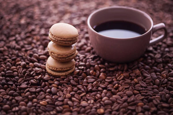 Francia kávé macaroons és szemes kávé — Stock Fotó