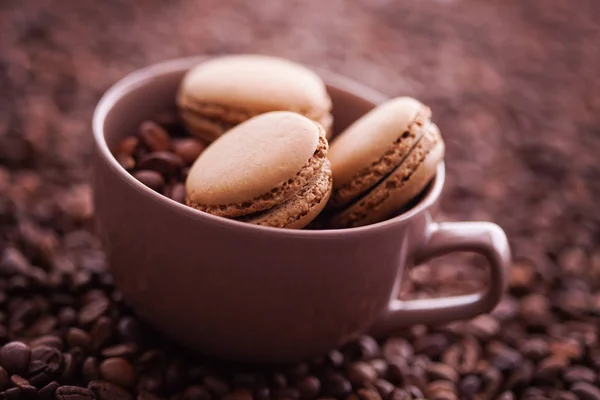Fransız kahve macaroons ve kahve çekirdekleri — Stok fotoğraf