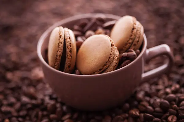 Macarrones de café francés y granos de café — Foto de Stock