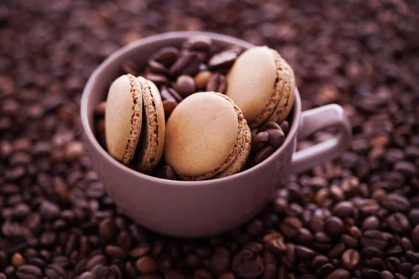 Macarrones de café francés y granos de café —  Fotos de Stock