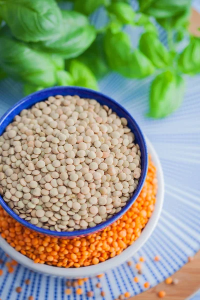 Lentilhas comida vegetariana em tigela de cerâmica — Fotografia de Stock