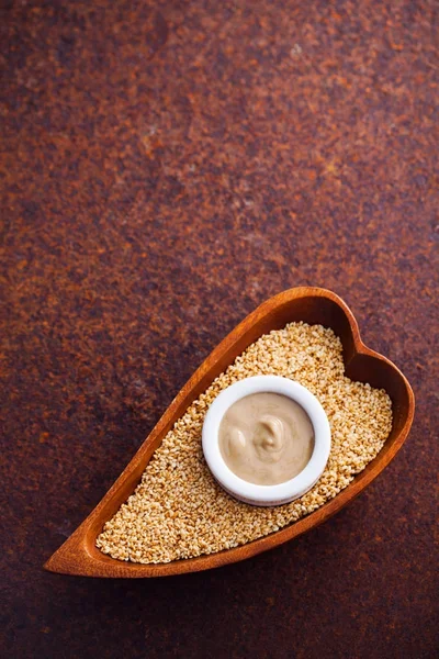 Tahini and sesame seeds — Stock Photo, Image