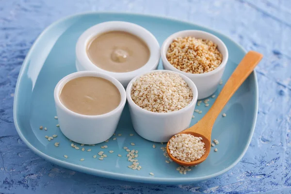 Tahini and sesame seeds — Stock Photo, Image