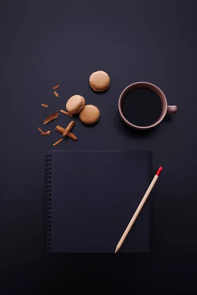 Macarrones de canela con taza de café — Foto de Stock