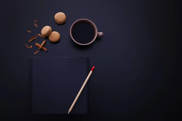 Macarrones de canela con taza de café — Foto de Stock