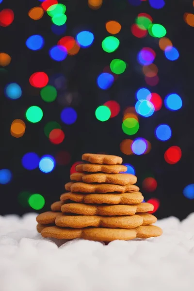 Weihnachten Lebkuchen auf dunklem Hintergrund — Stockfoto