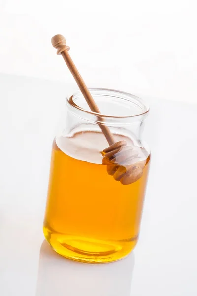 Vaso di miele con nido d'ape su bianco — Foto Stock