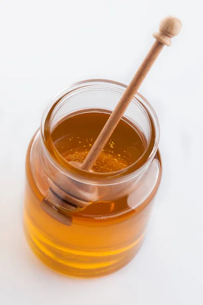 白のハニカムと蜂蜜の瓶 — ストック写真