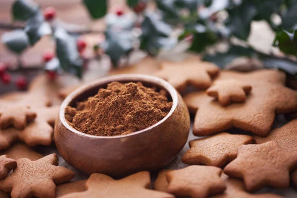 Karácsonyi Mézeskalács Fűszereket Tál Zöld Levelekkel — Stock Fotó