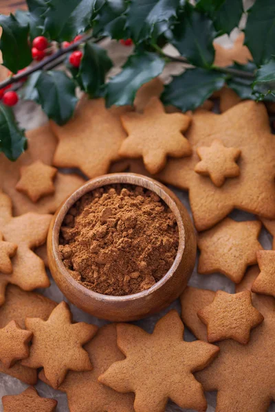 Pão Gengibre Natal Especiarias Tigela Com Ramo Com Folhas Verdes — Fotografia de Stock