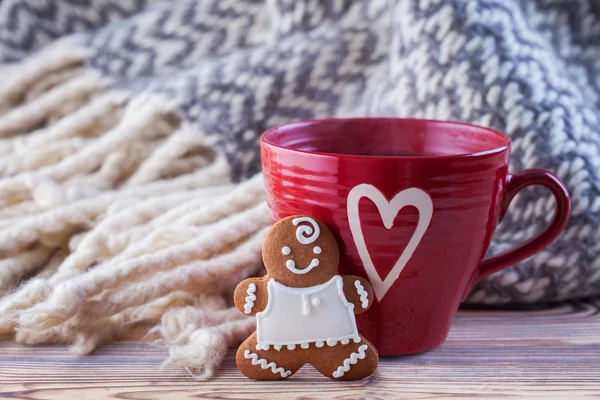 Heiße Schokolade Tasse Mit Lebkuchenmann Und Kuscheliger Decke Auf Hintergrund — Stockfoto