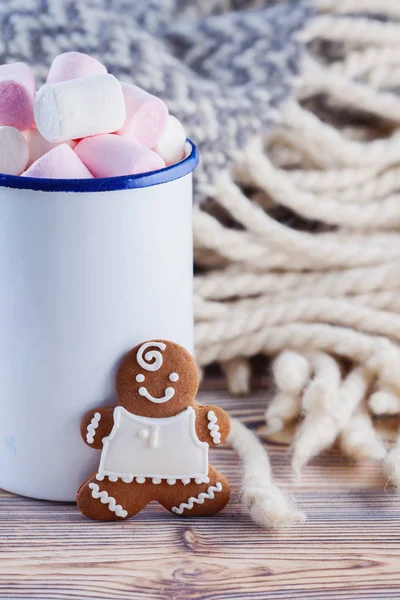 Marshmallows Beker Met Gingerbread Man Gezellige Deken Achtergrond Kerstmis Tijd — Stockfoto