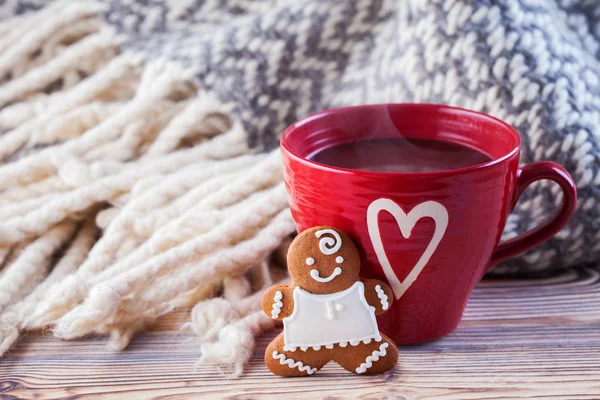 Heiße Schokolade Tasse Mit Lebkuchenmann Und Kuscheliger Decke Auf Hintergrund — Stockfoto