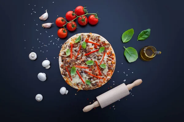 Leckere Italienische Pizzen Mit Zutaten Und Nudelholz — Stockfoto