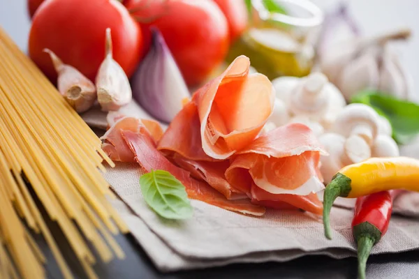 Prosciutto di Parma e ingredienti italiani — Foto Stock