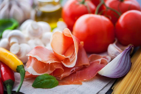 Прошутто ди Парма и итальянские ингредиенты — стоковое фото