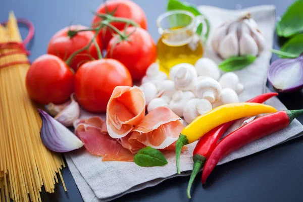 Prosciutto di Parma en Italiaanse ingrediënten — Stockfoto